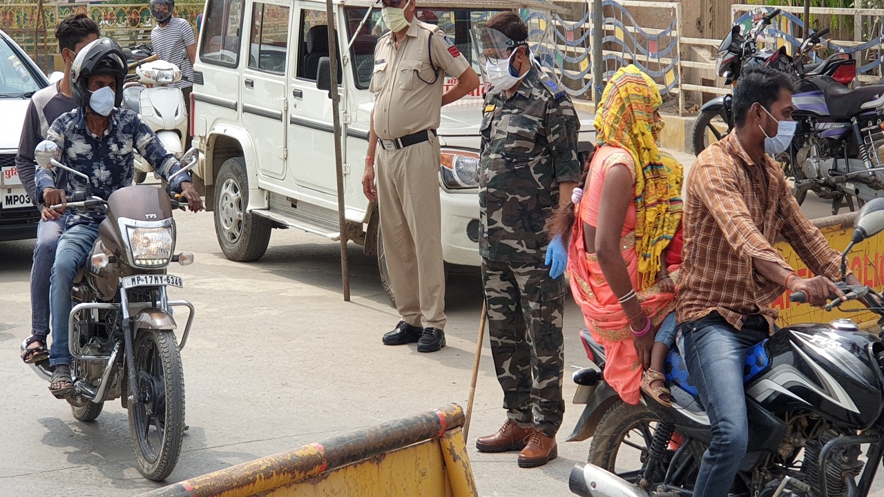 REWA : शहर सहित सब्जी मंडी में प्रशासन का चला डंडा, भीड़ को हटाने सख्त हुआ ननि एंव पुलिस REWA : शहर सहित सब्जी मंडी में प्रशासन का चला डंडा, भीड़ को हटाने सख्त हुआ ननि एंव पुलिस